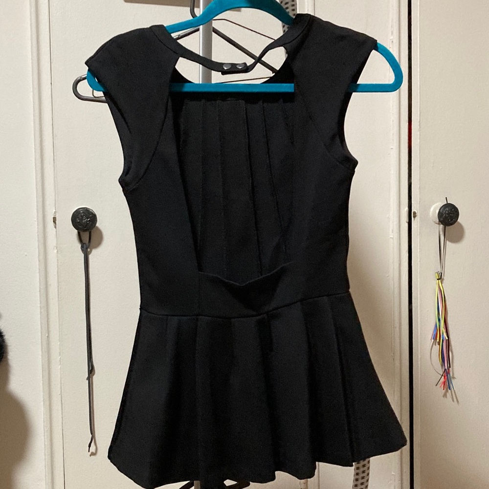 H&M peplum cap sleeve top w/open back NWOT Sz. 6. Black - Picture 2 of 8